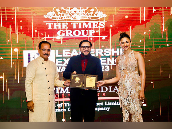 Alakshendra Singh, Head-Corporate Communications, EROS Group, proudly received the award on behalf of Avneesh Sood at the prestigious ceremony