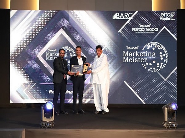 Rohit Raina (centre), Head - Group Marketing from L&T Finance receiving the Marketing Meister Award