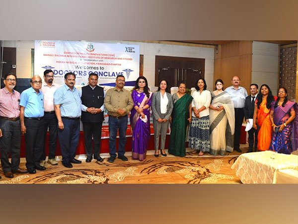 Team of Centre for Health Innovations and Manav Rachna in the august presence of Prof. Prashant Jha, Chairman, CHI and Rajiv Kapoor, MD MREI and CEO MRVPL at the prestigious Doctor's Conclave