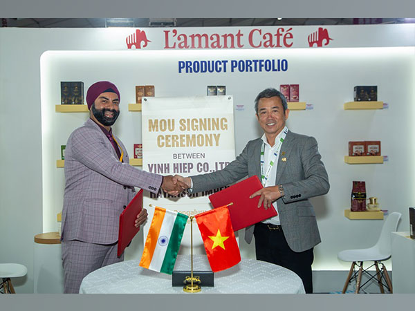 Shanmeet Wahan, Director, Rayanssh Impex with Mr. Thai Nhu Hiep, the Founder and Chairman of L’amant Café at the signing of the MoU