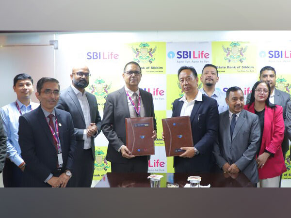 (Left to Right) Jayant Pandey, Regional Director- Bengal region, SBI Life Insurance and P. Wangdi Bhutia, Managing Director,  State Bank of Sikkim at the agreement signing ceremony in Sikkim
