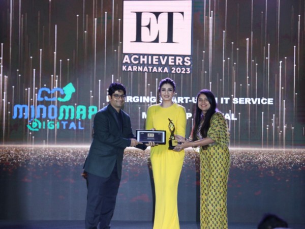 Saurabh Goenka CEO & Co-Founder of MindMap Digital, felicitated by Raveena Tandon at ET Achievers Awards event in Bengaluru