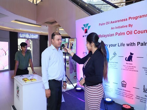 Consumer awareness initiative at Forum Courtyard Mall in Kolkata, India by Malaysian Palm Oil Council