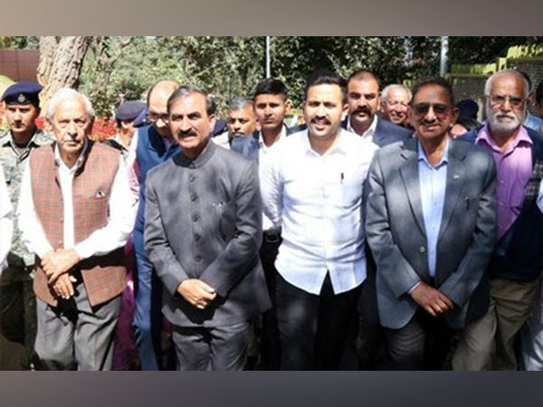 Himachal CM Sukhvinder Singh Sukhu flanked by Shoolini University Chancellor Prof PK Khosla and PWD Minister Vikramaditya Singh during the inauguration of CSLC Museum in Shoghi.