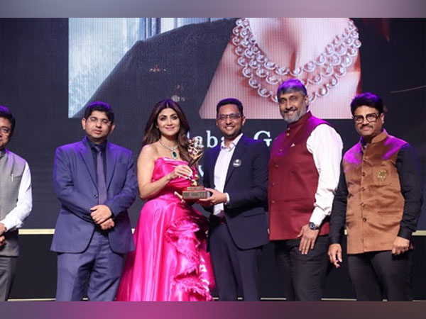 Malabar Gold & Diamonds' western region head Fanzeem Ahamed received 'The Bride's Pride' award from Bollywood star Shilpa Shetty in Mumbai
