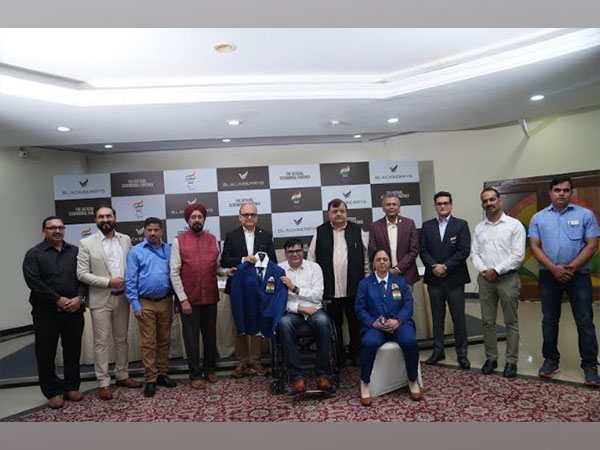 Para athlete Parul D Parmar and Amita Saroha with Blackberrys team and PCI team at the unveiling of official ceremonial suit