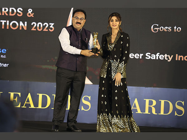 Subhro Das (Proprietor, Pioneer Safety Industries) receiving Brand Empower's "Industry Leaders Awards 2023" from "Shilpa Shetty Kundra"