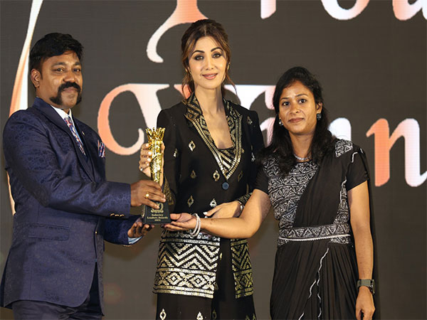 Dr M P Shivakumar (Managing Director, SK Detective Bureau of India) being honoured with a trophy by "Shilpa Shetty Kundra" at the "Industry Leaders Awards 2023" by Brand Empower