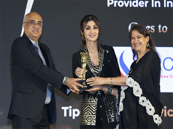 Piyush Lohia (MD & Chairman of Tipco Energy Devices Pvt Ltd) receiving Brand Empower's most prestigious "Industry Leaders Awards 2023" by "Shilpa Shetty Kundra"