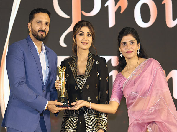 Sumit Dubey (Founder of Sumit Dubey Fitness) receiving Brand Empower's "Industry Leaders Award 2023" from the evergreen diva "Shilpa Shetty Kundra".