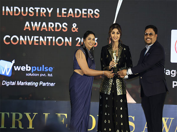 Ajay Karande (Director of Jagdamba Engineers Project Pvt. Ltd.) receiving Brand Empower's most prestigious "Industry Leaders Award 2023" from "Shilpa Shetty Kundra"