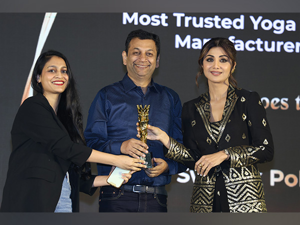 Vivek Bansal (Owner) being awarded with Brand Empower's most prestigious "Industry Leaders Awards 2023" by "Shilpa Shetty Kundra"