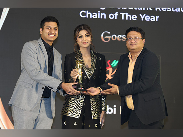 Vineet Aggarwal (Co-Founder) being awarded with "Industry Leaders Awards 2023" by Brand Empower by "Shilpa Shetty Kundra"