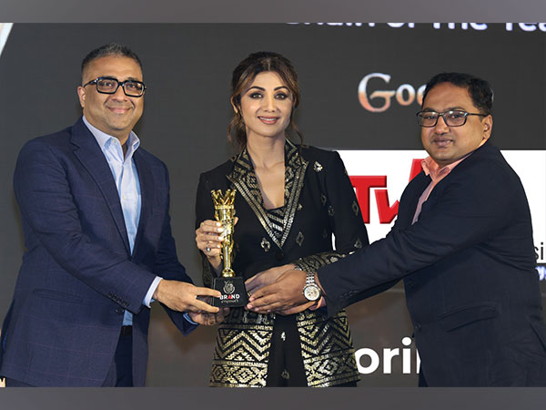 Kaushik Agarwal (Managing Director) being honored by the gorgeous "Shilpa Shetty Kundra" at the "Industry Leaders Awards 2023" by Brand Empower.