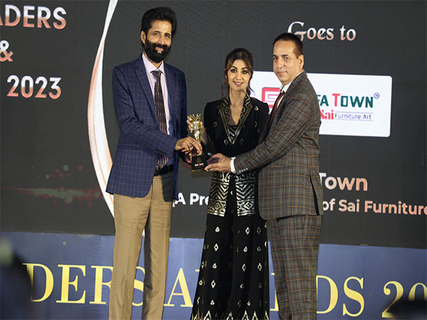 OP Bajaj & Rajesh Bajaj (Sai Furniture Art) being awarded from "Mrs. Shilpa Shetty Kundra" at Brand Empower's "ILA 2023".