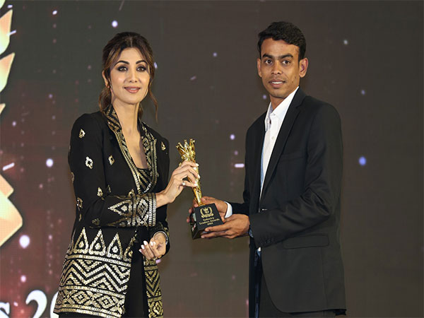 Shubham Puri (Director, Skynex Lighting Industries) receiving the Brand Empower's "Industry Leaders Awards 2023" from the evergreen diva "Shilpa Shetty Kundra".