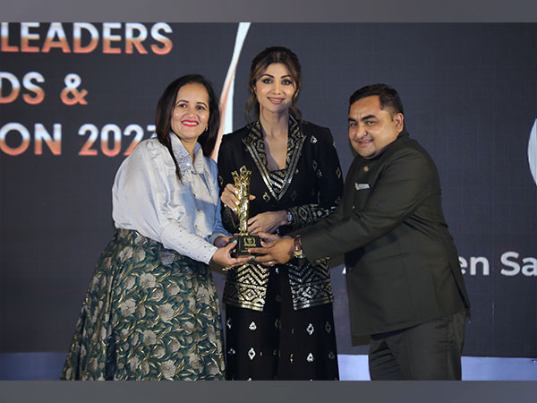 Sanjay Sondagar, Owner of Ashaben Sanjaybhai Sondagar, Receiving the "Industry Leaders Award 2023" by Brand Empower, from "Shilpa Shetty Kundra".