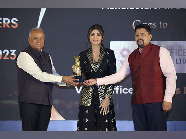 Satish Gaur and Manu Gaur, Directors of Vista Office Systems Pvt. Ltd, being recognized by "Shilpa Shetty Kundra" with "Industry Leaders Awards 2023" by Brand Empower.