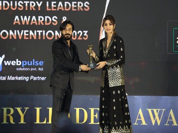 Zubair Siddiqui (Director, ZUVAVA) receiving the Industry Leaders Award 2023 by Brand Empower from Shilpa Shetty Kundra.