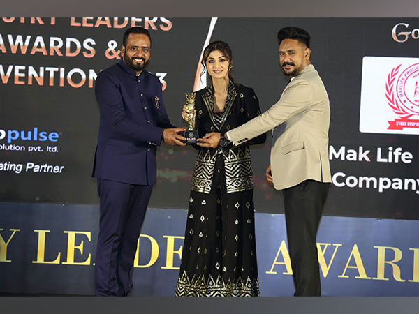 Baltej Singh Bhullar, Executive Director of Mak Life Producer Company Limited, Receiving Prestigious "Industry Leaders Award 2023" from Brand Empower, Presented by stunning diva "Shilpa Shetty Kundra"