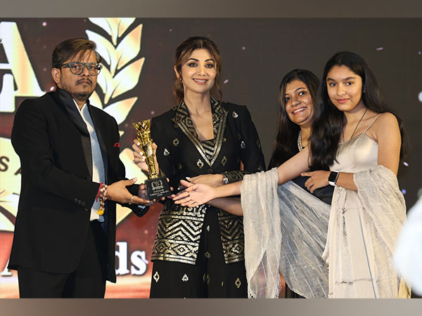 Dhaval Shethwala and Deepa Shethwala, Managing Directors of Ocean Blue Travels, being honored by "Shilpa Shetty Kundra" with the esteemed "Industry Leaders Awards 2023" by Brand Empower.
