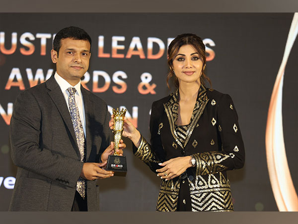 Anil Ramchandani (Founder, Genie Bazaar Private Limited), receiving Brand Empower's Industry Leaders Awards 2023 from the gorgeously Shilpa Shetty Kundra.