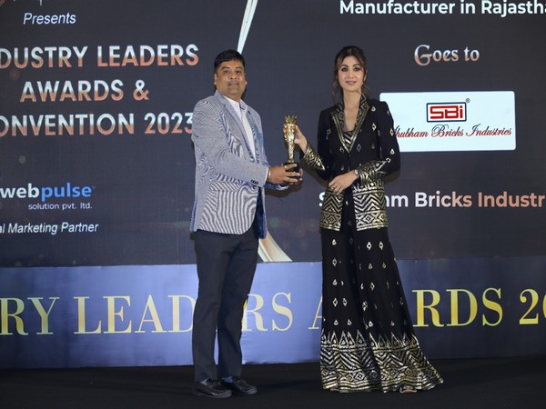 Vinay Jaithliya (CEO, Shubham Bricks Industries) receiving "Industry Leaders Awards 2023" by Brand Empower from "Shilpa Shetty Kundra"