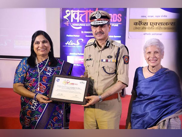 Dr Bhagyashree Patil receiving the Shakti Award from the Pune Police Commissioner Retesh Kumaarr and Chief Guest Anu Aga, Ex MP and Chairperson of Thermax