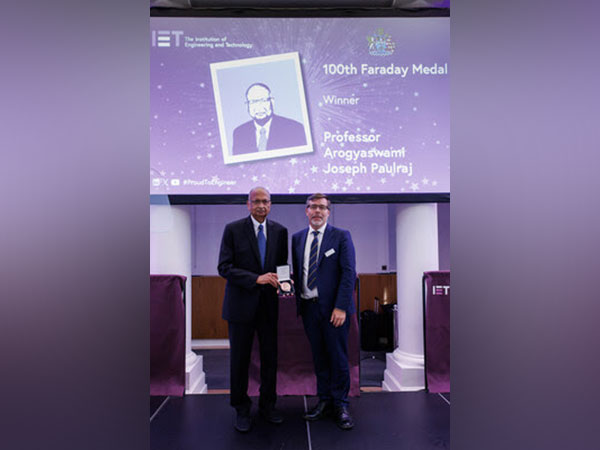 Dr A Paulraj receiving the 2023 Faraday Medal from Ed Almond, Chief Executive and Secretary, IET, at a ceremony in London