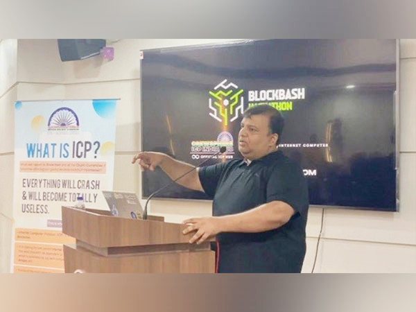 Deepak explaining about ICP blockchain and Blockbash Hackathon to the students
