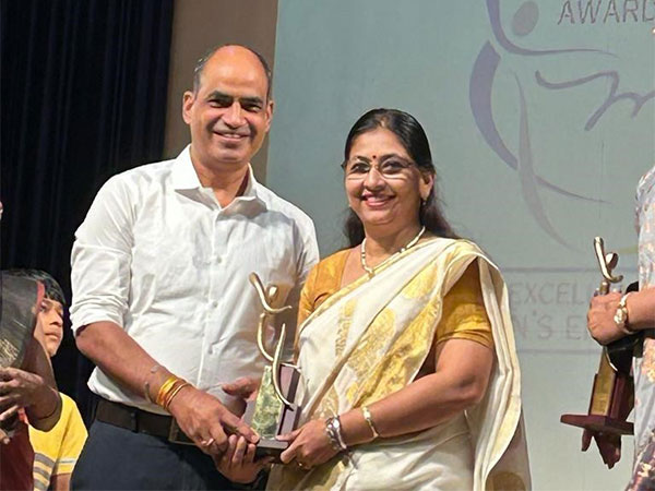 Kshama R Kaushik and Rakesh Kaushik from Rajasthan Mahila Kalyan Mandal with the Martha Farrell award