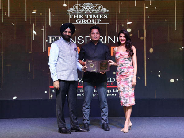 Manasvi Singh Co-Founder of Jammbo, felicitated by Jacqueline Fernandez at the ET Inspiring Leaders Awards event in New Delhi
