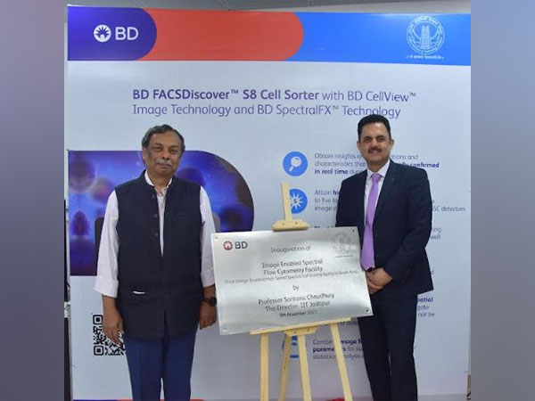 On the right: Puneet Talwar, Business Director, BD Life Sciences-Biosciences, South Asia, On the left: Prof. (Dr) Santanu Chaudhury, Director, IIT-Jodhpur