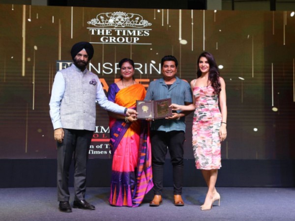 Manoj Pipersania CEO & Founder of Softserv, felicitated by Jacqueline Fernandez at ET Inspiring Leaders Awards event in New Delhi