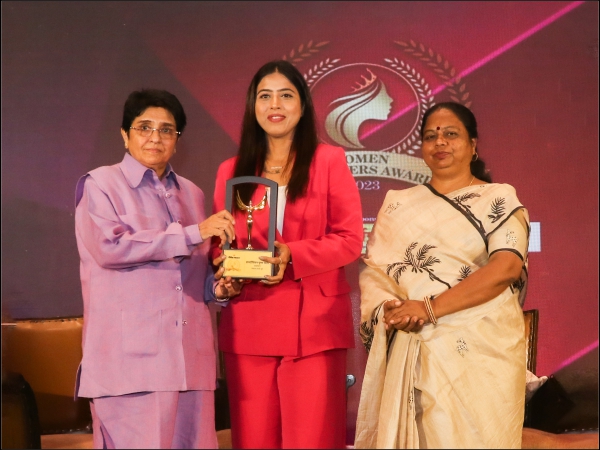 Dietician Poonam Sagar Receives Women Achiever 2023 title from Kiran Bedi