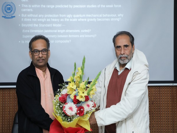 Professor M. Sami, Director of CCSP, SGT University facilitating Professor Gautam Bhattacharyya, Director of SINP, during the 2nd Meghnad Saha Memorial Lecture