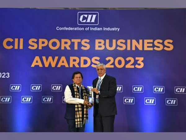 KIIT & KISS Founder Dr Achyuta Samanta receiving the 'CII Sports Business Awards 2023' in the category of 'Best Sports Facility' from Chanakya Chaudhry, Chairman, CII National Committee on Sports
