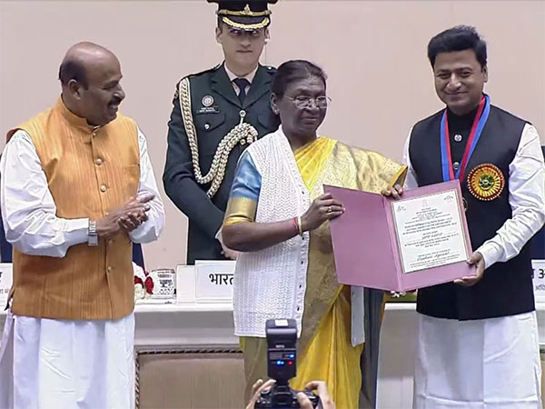 President Draupadi Murmu, conferred the National Award to Prashant Agrawal, President of Narayan Seva Sansthan