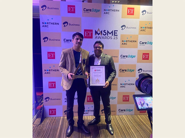 Distinguished dignitaries honor Ashish Aggarwal, Co-Founder, and Joint Managing Director, along with Rajiv Beri, CTO of Network People Services Technology Ltd., with a prestigious award.