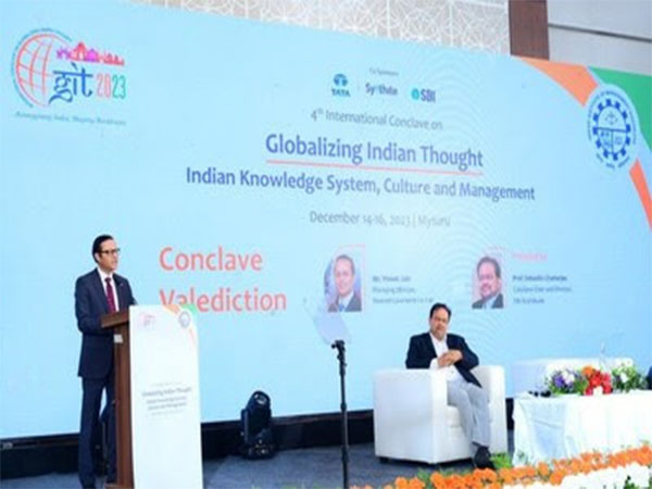 Vineet Jain, MD, Bennett Coleman & Co. Ltd. delivering the valedictory address at International Conclave on Globalizing Indian Thought. Also seen, Prof. Debashis Chatterjee, Director, IIM Kozhikode.