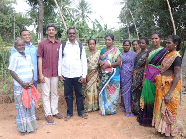 Raghunathan Narayanan on the field at Pudukottai, with members of the Farmer Interest Group