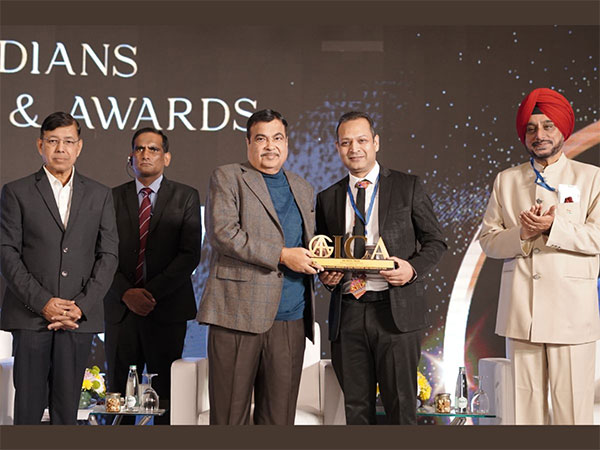 Renowned Vascular Surgeon Dr Ravul Jindal Receives Prestigious "Vascular Surgeon of the Year" Award from Nitin Gadkari at GICA 2023