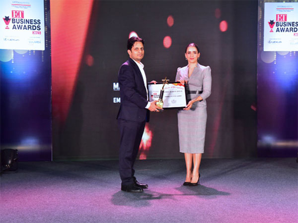 Kumar Sanjeev Co-founder & CEO of Matriye Academy EdTech felicitated by Sanya Malhotra at the ET Business Awards event in Pune