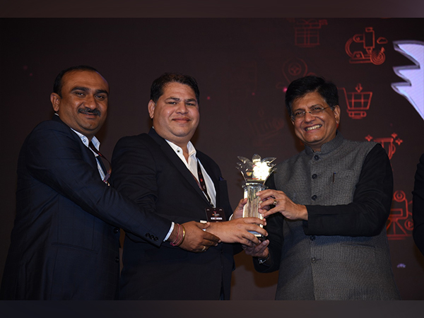 Piyush Goyal presented the leaders of tomorrow award trophy to Mr. Deepak Thacker and Mr. Rajesh Madhvi, Partners of Gujarat Logistics