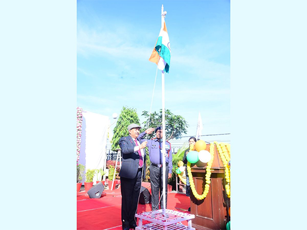 Vijay Kumar Sinha, Managing Director hoisting the tricolor national flag