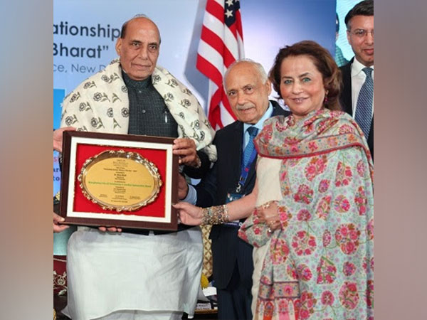 Dr. Bina Modi receiving the Outstanding Business Woman of the Year - 2023 Award from RM Rajnath Singh