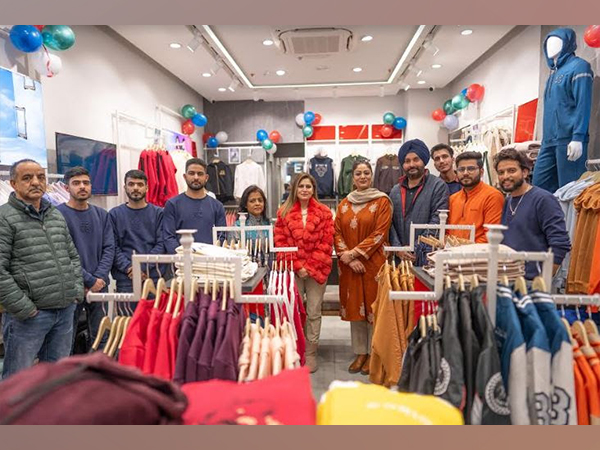 Rakhi Oswal Director-EDRIO, Dr Hina Bhat Vice Chairperson J&K Khadi & Village Industries Board, along with EDRIO staff members at the launch of EDRIO store in city mall Srinagar on Saturday