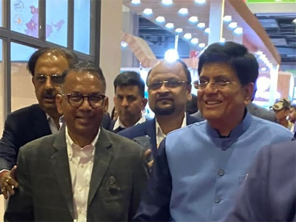 Padam Shri Dr Rajinder Gupta, Chairman of Trident Group alongwith Piyush Goyal Union Minister of Commerce & Industry, CAFPD and Textiles at Bharat Tex 2024
