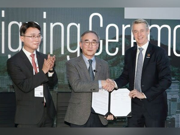 Je Myung Ryu, Deputy Minister/ Office of Network Policy, Ministry of Science and ICT, Kim Young Shub, CEO, KT, Mats Granryd, Director General in a signing ceremony at MWC Barcelona 2024