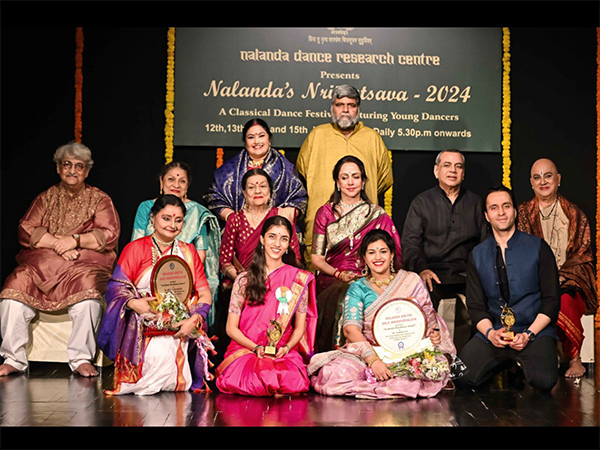 Nalanda Dance Research Centre DRM Uma Rele Present award to Actor Hema Malini & Paresh Rawal in Mumbai